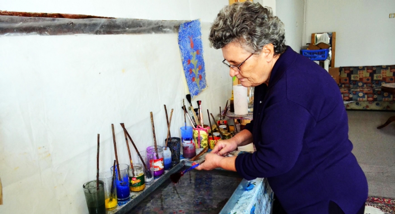 Niksar ilçesinde yaşayan 65 yaşındaki ev hanımı Tülay Atila`nın, uğruna öğretmenliği bıraktığı ebru sanatıyla yaptığı çalışmalar ABD`de alıcı buluyor.