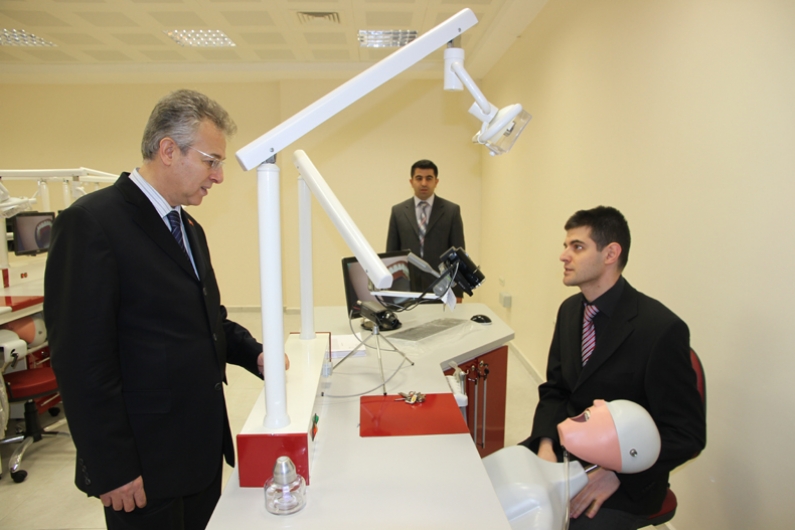 Vali Mustafa Taşkesen Gaziosmanpaşa Üniversitesi  Diş Hekimliği Fakültesini ziyaret etti. 