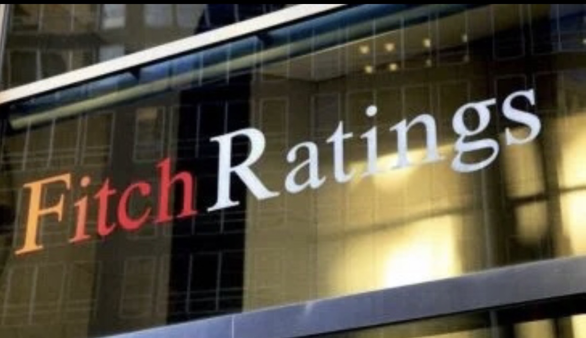 Uluslararası kredi derecelendirme kuruluşu Fitch Ratings, Türkiyenin kredi notunu BB- olarak teyit ederken, görünümünü negatiften durağana çevirdi.