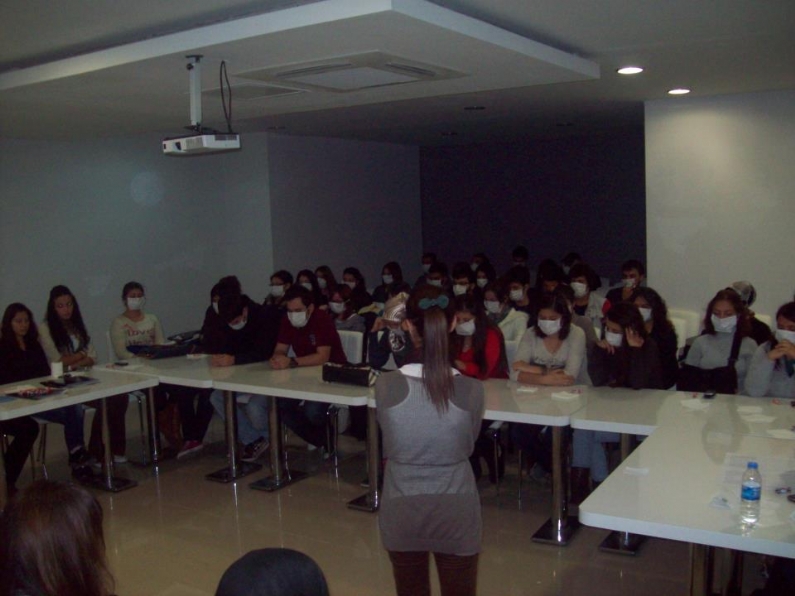 Lösemili Çocuklar Vakfı`na (LÖSEV) destek olmak için bir araya gelen Gaziosmanpaşa Üniversitesi öğrencileri beş dakika maske taktılar. 