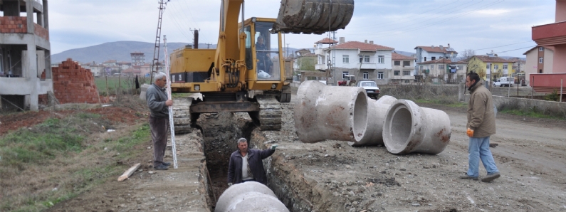 Zile Belediyesi Fen İşleri ekipleri Şeyhali Mahallesinde kanalizasyon çalışmasına devam ediyor