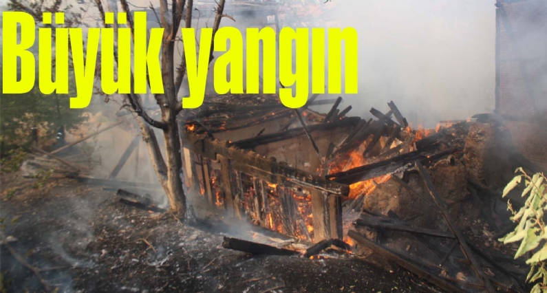 Hoca Ahmet Mahallesinde çıkan yangında 2 ev kullanılmaz hale geldi. Yangında ölen ya da yaralanan olmadı. 