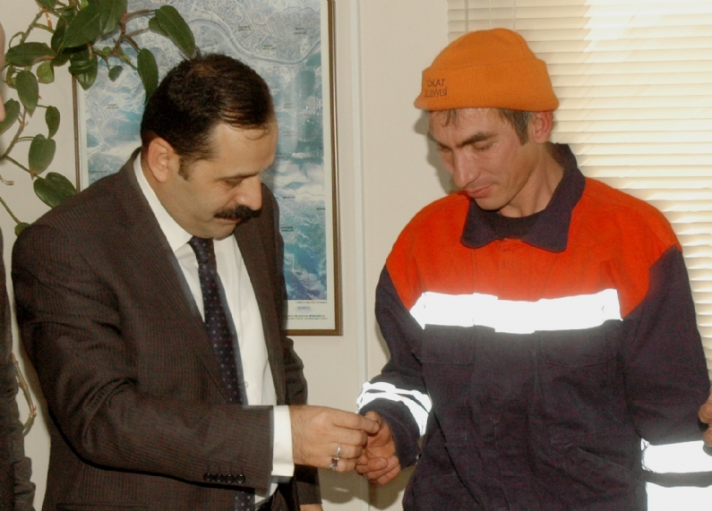 Tokat Belediyesi   Temizlik İşleri Müdürlüğü bünyesinde temizlik işçisi olarak çalışan Ahmet Sunar, temizlik yaptığı bölgede bulduğu cüzdanı, sahibini bularak teslim etmesinin ardından davranışından dolayı altınla ödüllendiri