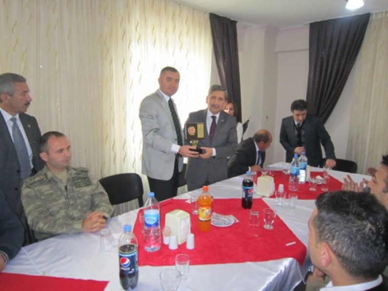 Artova Kaymakamlığı personellerinden   Mustafa Tekin İşlekoğlu  için veda yemeği düzenlendi. 