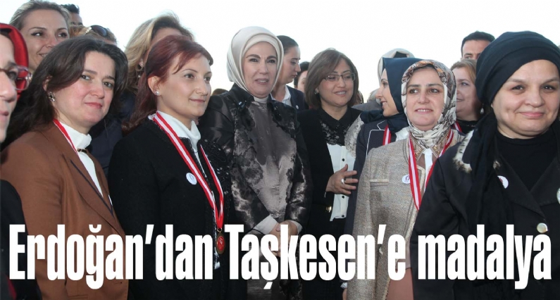 Başbakan Recep Tayip Erdoğanın eşi Emine Erdoğan tarafından Gönül Elçileri Projesi kapsamında yaptığı  üstün çalışmalar nedeniyle Vali Mustafa Taşkesenin eşi Betül Taşkesene madalya takdim edildi. 