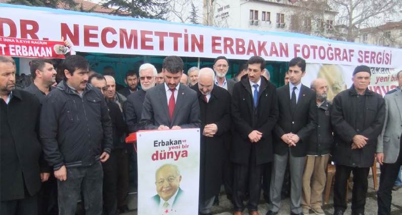 Saadet Partisi Tokat İl Başkanlığı 24 Şubat-3 Mart Erbakan Haftası münasebetiyle Cumhuriyet Meydanında Prof. Dr. Necmeddin Erbakan Fotoğraf Sergisi açtı.