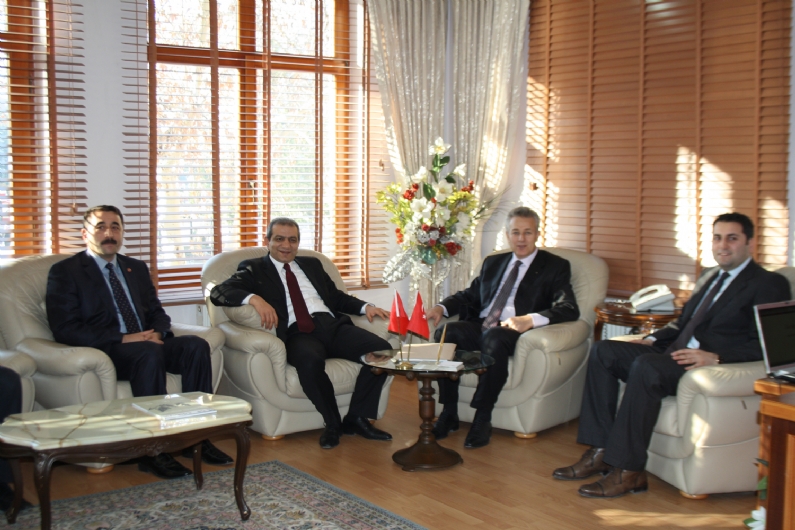 Ak Parti Tokat Milletvekili Zeyid Aslan, Tokat Valisi Mustafa Taşkeseni makamında ziyaret etti. 