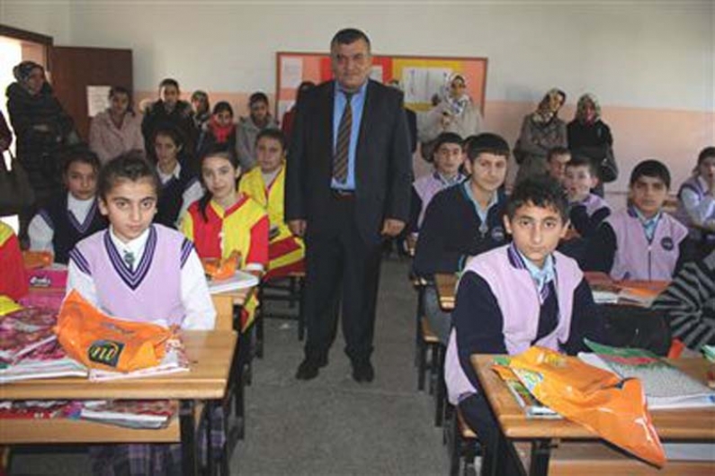 Tokat Özel İpek Koleji öğretmen ve öğrencileri, kardeş okulları Artova    Yatılı İlköğretim Bölge Okulu`nu ziyaret ederek, çeşitli hediyeler götürdü. 