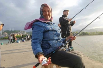 77 yaşındaki kadın, evlat acısını balık tutma hobisi ile dindiriyor
