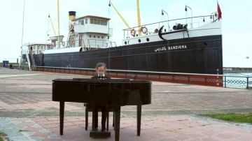 8 yaşındaki piyanistten Bandırma Vapuru Müzesi önünde ’Türk Marşı’
