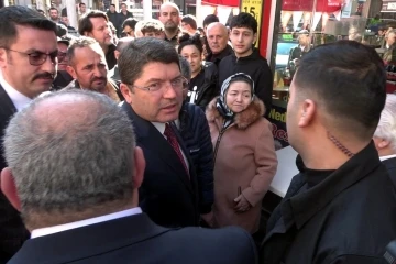 Adalet Bakanı Tunç’tan kıraathanedeki vatandaşlarla esprili sohbet
