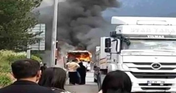 Adana'da seyir halindeki otobüste yangın çıktı