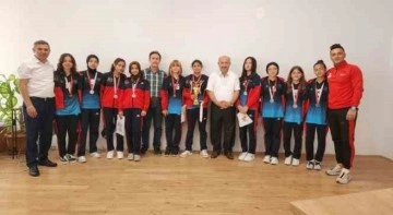 Adnan Menderes Ortaokulu Yıldız Kızlar Ragbi takımı Türkiye ikincisi