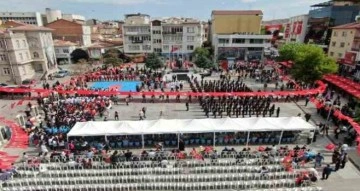 Aksaray’da 19 Mayıs 2 bin 100 kişinin taşıdığı 550 metrelik bayrakla kutlandı