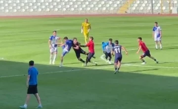 Amasya’da amatör maçta kavga: Sahaya çöp kovası atıldı, futbolcular birbirine girdi
