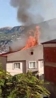 Amasya’da 4 katlı binanın çatısı alev alev yandı