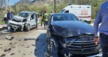Amasya’da iki araç kafa kafaya çarpıştı: 7 yaralı