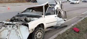 Amasya’da kazada otomobil hurdaya döndü: 2 yaralı