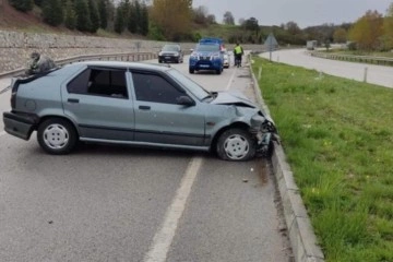 Amasya’da otomobil bariyerlere çaptı: 2 yaralı
