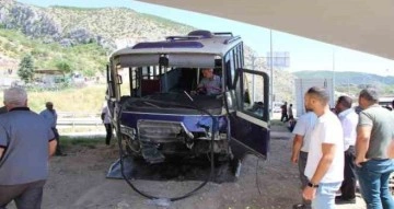 Amasya’da otomobille çarpışan minibüs köprü ayağına daldı: 8 yaralı