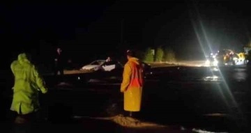 Amasya’da sel yolu kapattı, araçlar yolda mahsur kaldı