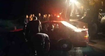 Amasya’da selde mahsur kalan otomobildeki 4 kişiyi kurtarıldı