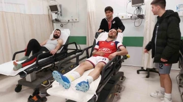 Amatör maçta havada çarpışan futbolcular kanlar içinde kalarak  hastanelik oldu
