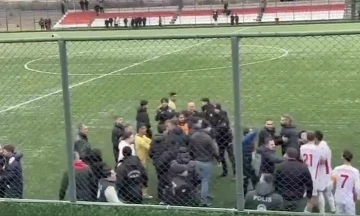 Amatör maçta saha karıştı, kavgayı polis ekipleri ayırdı
