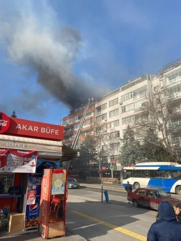 Ankara’da çatı yangını kontrol altına alınamıyor
