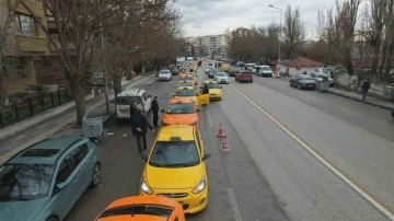Ankara’da taksiciler taksimetre ücretlerini güncellemek için uzun sıralar oluşturdu

