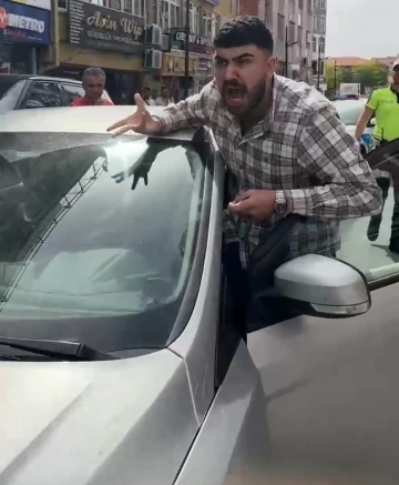 Aracını polisin üzerine sürdü, sonra bağırıp araç camına vurdu
