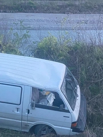 Arı kovanı yüklü minibüs kaza yaptı, kaza yerine kimse yaklaşamadı
