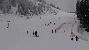 Artvin Atabarı Kayak Merkezi Mart ayında yağan karla birlikte yine kayak severlerin ilgi odağı oldu
