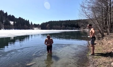 Artvin’de bir grup adrenalin meraklısı buz tutmuş göle girdi
