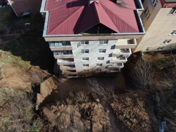 Artvin’de yamaçtan kopan topraklar evlerin içerisine doldu, 10 bina zarar gördü

