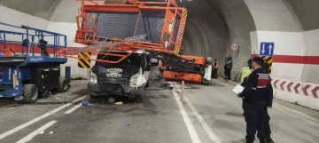 Artvin’de yolcu minibüsü tünel içinde kaza yaptı: 7 yaralı
