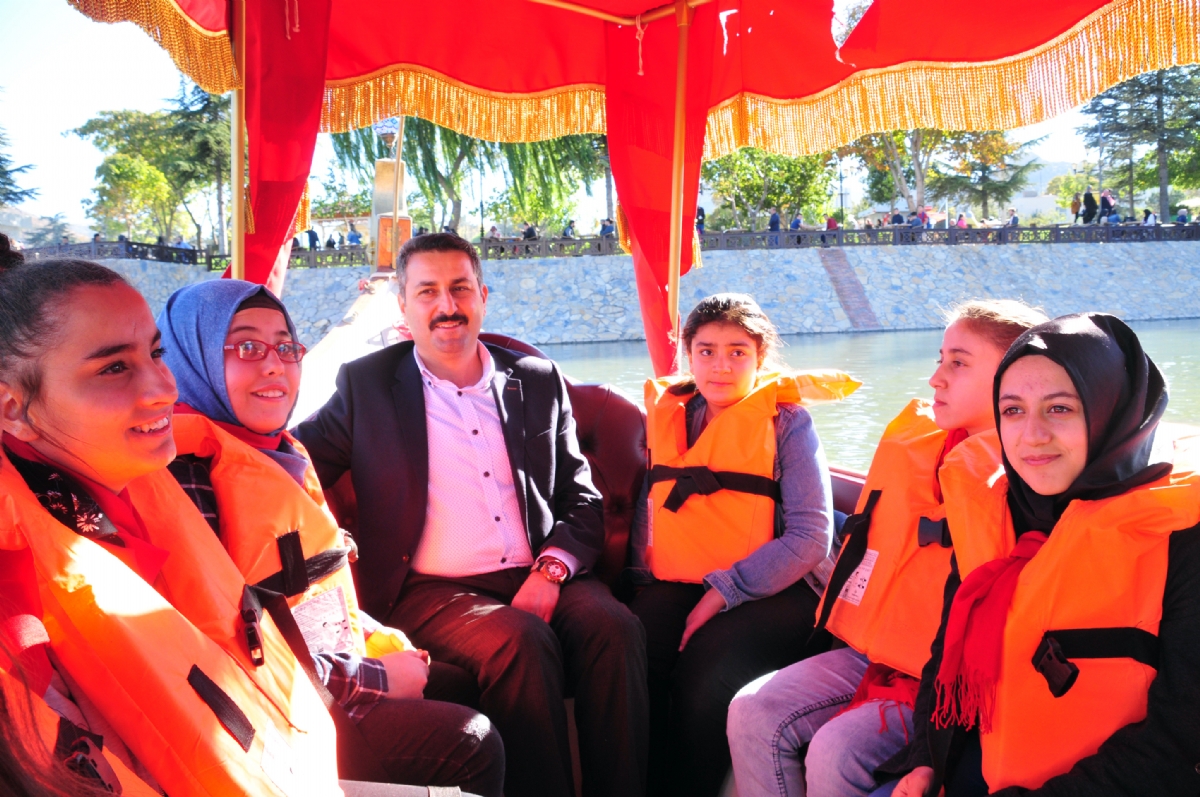 Başkan Eroğlu çocuklarla bir araya geldi