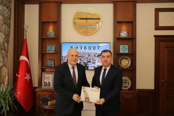 Başkan Pekmezci Bayburt Belediyesinin yeni yayınlandığı kitabı Vali Eldivan’a hediye etti
