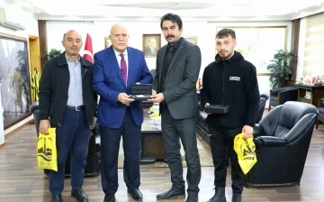 Başkan Pekmezci Cirit Milli Takımına seçilen sporcuyu makamında ağırladı
