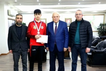 Başkan Pekmezci Kung Fu Türkiye İkincisini altınla ödüllendirdi
