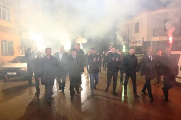 Başkan Pekmezci’ye vatandaşlardan sevgi gösterisi: Mahalleli Pekmezci’yi meşalelerle karşıladı
