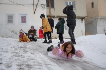 Bayburt’a yılın ilk karı yağdı, çocuklar dik yokuşları kızak pistine çevirdi

