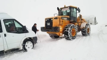 Bayburt’ta kardan kapanan köy yolları yeniden ulaşıma açıldı
