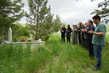 Bayburtlu gazeteci Nişancı mezarı başında dualarla anıldı
