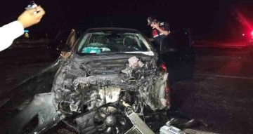 Bayram tatili yolunda kaza: Hurdaya dönen otomobilde 5 kişi yaralandı