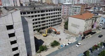 Belediye hizmet binasının yıkımı başladı