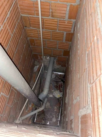 Bina boşluğunda mahsur kalan martıyı itfaiyeciler kurtardı
