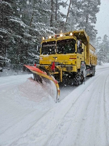 Bolu’da kar sebebiyle kapanan köy yolları açıldı
