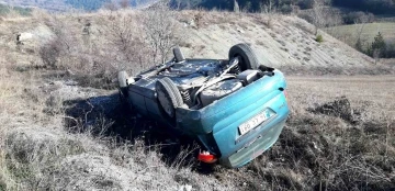 Bolu’da otomobil şarampole devrildi: 2 yaralı
