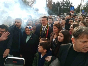 Büyükşehir Belediye Başkanı adayı Hatipoğlu, Eskişehir’de coşkuyla karşılandı
